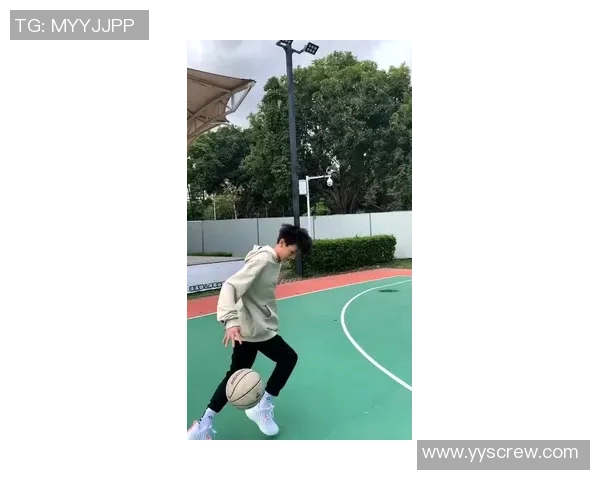 如何绘制一个抱着篮球的小男孩的生动画面技巧与步骤详解
